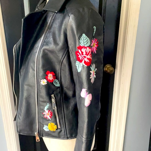 Faux leather floral moto jacket 🌺🌼🥀 - Picture 4 of 5